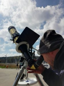 Blick durch ein Sonnenteleskop der Menke Sternwarte in Glücksburg